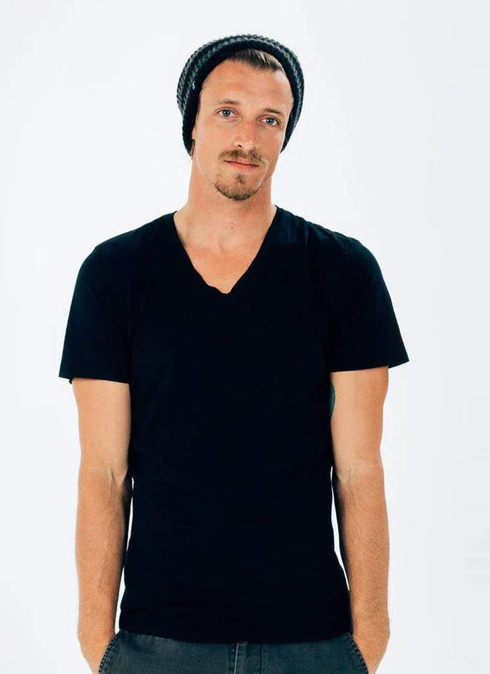 Choosing the Right V-Neck T-Shirts (Men’s Edition)
