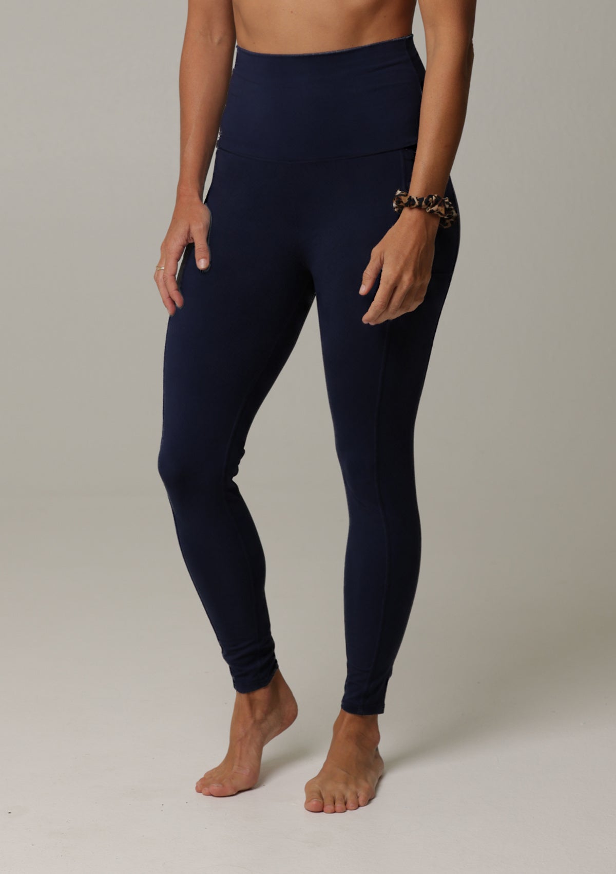 PureFlex Organic Cotton No-Front-Seam Leggings in Navy, leggings detail view